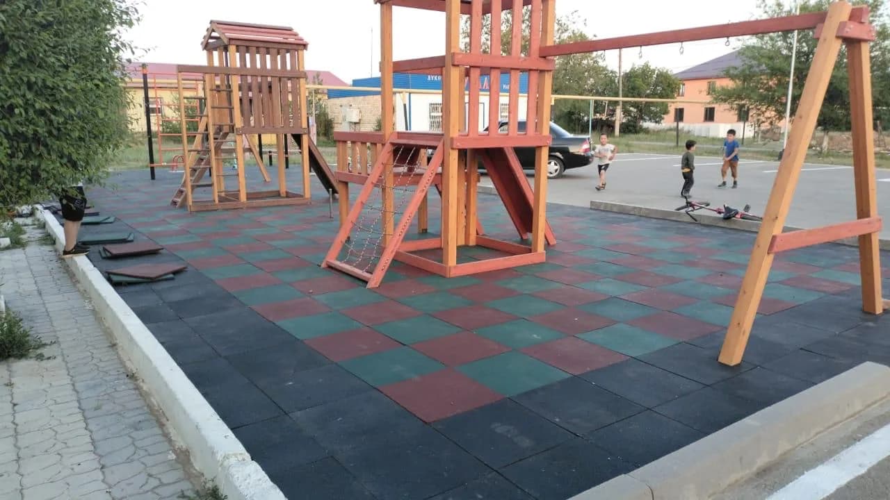 Детские площадки и уличные покрытия